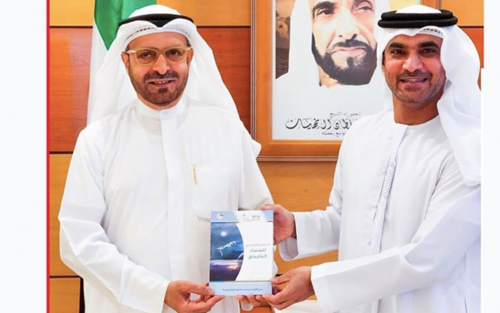رئيس دائرة الطيران المدني بالفجيرة يمنح مكافأة للباحث الدكتور عبدالله يوسف الحوسني.